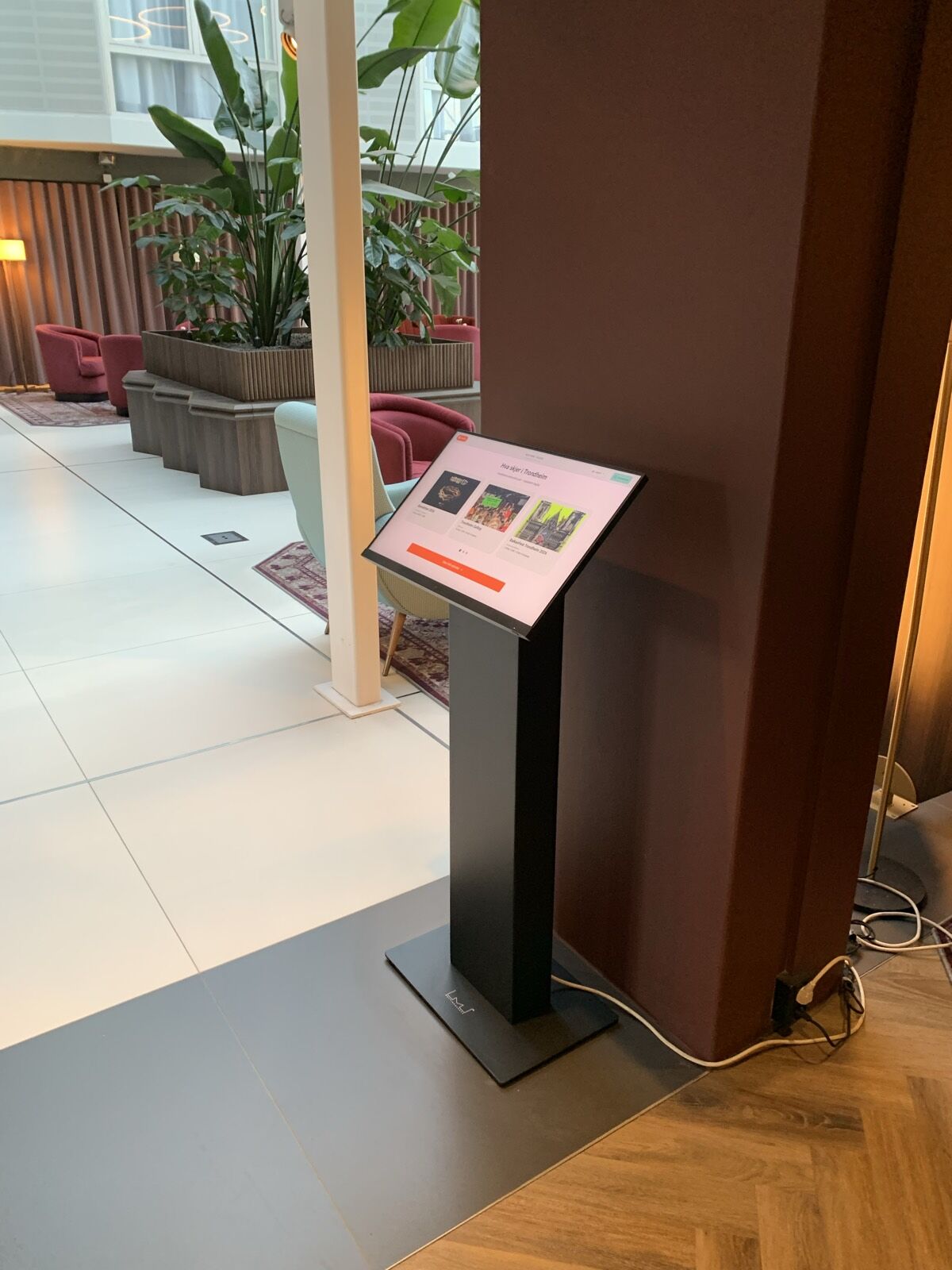 TouchKalender-skjerm i hotellatrium i Trondheim
