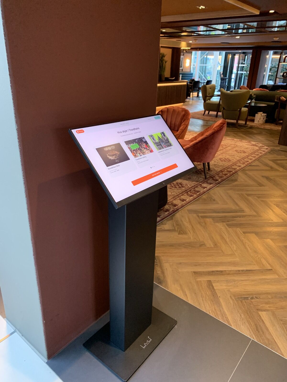 TouchKalender-skjerm i hotellobby i Trondheim sentrum med kveldens arrangementer