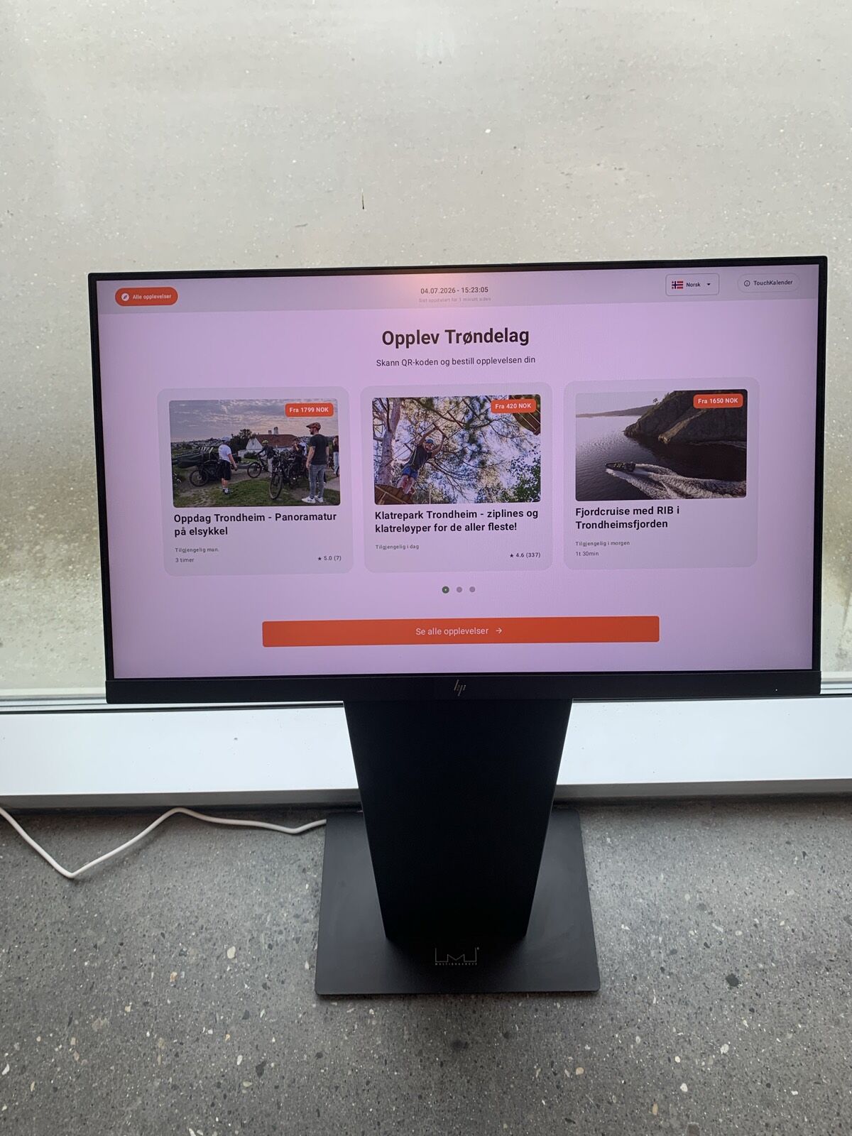 TouchKalender-skjerm med bookbare opplevelser ved hurtigbåtterminalen i Trondheim
